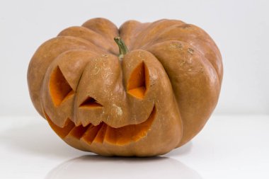 turuncu halloween kabak oyma, ezilmiş ve doğa veya beyaz bir arka plan üzerinde daraltılabilir tipoloji ile