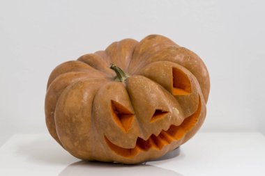 turuncu halloween kabak oyma, ezilmiş ve doğa veya beyaz bir arka plan üzerinde daraltılabilir tipoloji ile