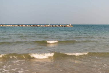 Kışın Beach'te mavi su, sarı kum ve huzur ile Adriyatik Denizi