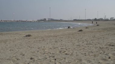 Kışın Beach'te mavi su, sarı kum ve huzur ile Adriyatik Denizi