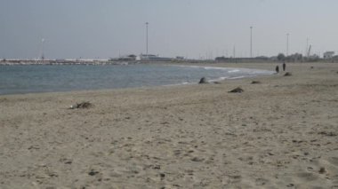 Kışın Beach'te mavi su, sarı kum ve huzur ile Adriyatik Denizi