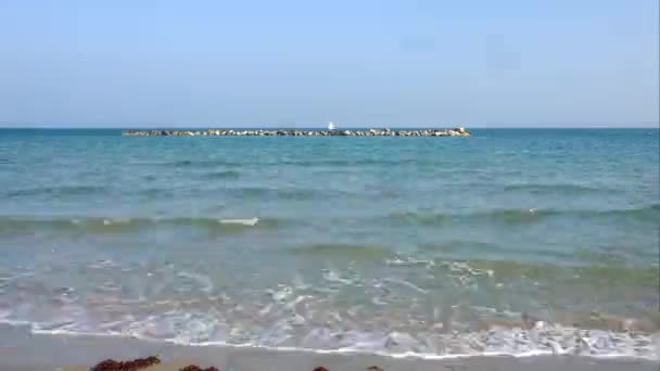 Stranden Vinter Adriatiska Havet Med Blått Vatten Gul Sand Och — Stockvideo