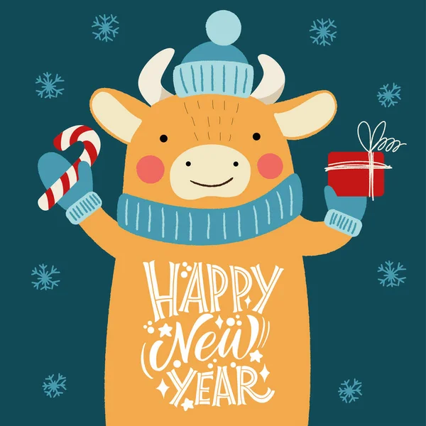 Un an nou fericit. Taur într-o pălărie cu un cadou și o inscripție pe burtă. Mare litere pentru felicitări, autocolante, bannere, imprimeuri și decoruri interioare acasă. Felicitări de Crăciun. Crăciun fericit 2021 . — Vector de stoc