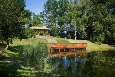 Gölet ve çardak törenle mekanı
