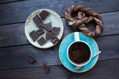 Çikolatalı ve krakerli bir fincan kahve. Üst görünüm.