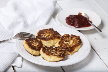 Tabakta reçelli peynirli krep. Beyaz ahşap masa