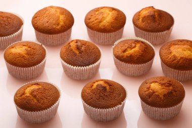 Aynalı arka planda kağıt formlarda çörekler. Ev yapımı..