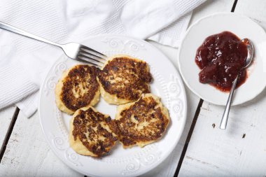 Tabakta reçelli peynirli krep. Beyaz ahşap masa