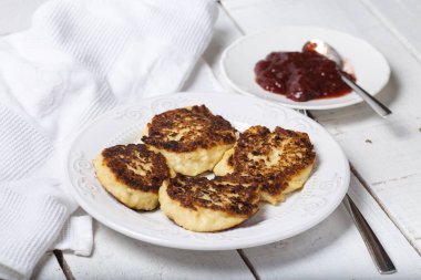 Tabakta reçelli peynirli krep. Beyaz ahşap masa