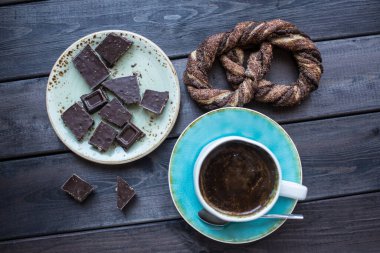 Çikolatalı ve krakerli bir fincan kahve. Üst görünüm.