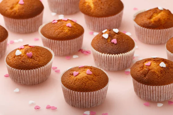 Muffins Formas Papel Montón Pequeños Corazones Azúcar Sobre Fondo Espejo —  Fotos de Stock