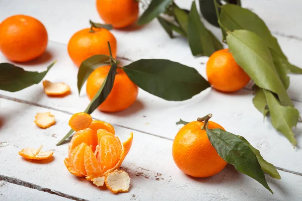 Mandarines Avec Des Feuilles Sur Fond Boisé Blanc — Photo