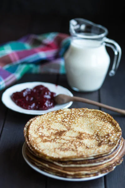 Panqueques Caseros Con Mermelada Frambuesa Una Mesa Madera Oscura Vista — Foto de Stock