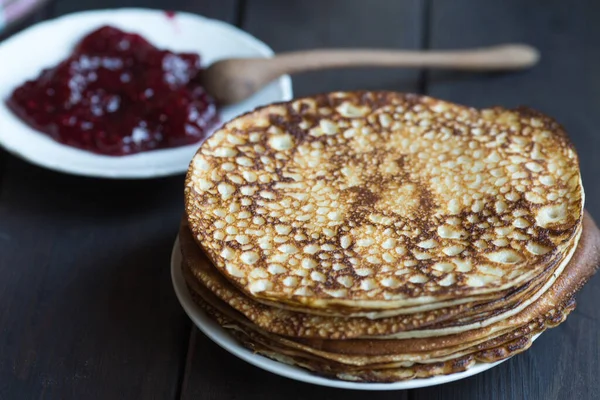 Panqueques Caseros Con Mermelada Frambuesa Una Mesa Madera Oscura Vista — Foto de Stock