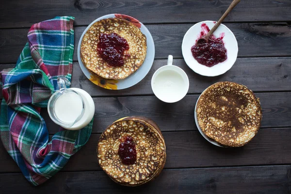 Panqueques Caseros Con Mermelada Frambuesa Una Mesa Madera Oscura Vista — Foto de Stock