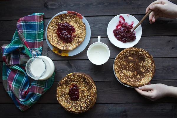 Panqueques Caseros Con Mermelada Frambuesa Una Mesa Madera Oscura Vista — Foto de Stock