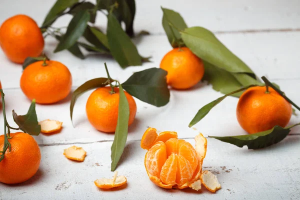 Mandarines Avec Des Feuilles Sur Fond Boisé Blanc — Photo