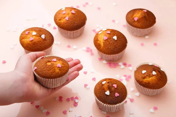 Muffins Formas Papel Monte Pequenos Corações Açúcar Fundo Espelhado Mão — Fotografia de Stock