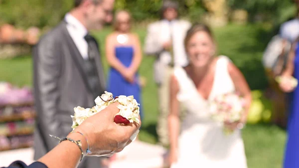 Throwing Flowers Bride Moment — Stock Photo, Image