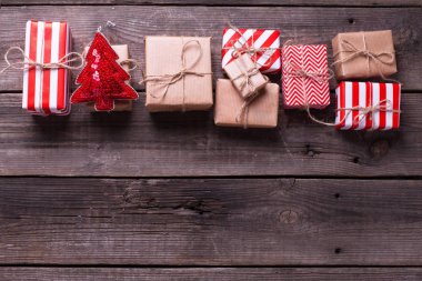 Hediyeler ve ağaç şeklinde oyuncak hediye kutuları üzerinden vintage ahşap arka plan üzerinde kenarlık. Noel arka plan. Seçici odak. Üstten görünüm. Metin için yer.