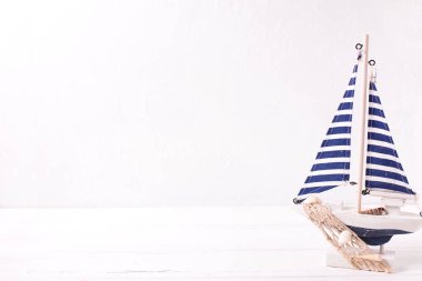 Dekoratif ahşap oyuncak teknede beyaz dokulu arka plan. Metin için yer. Yaz, tatil kavramı.