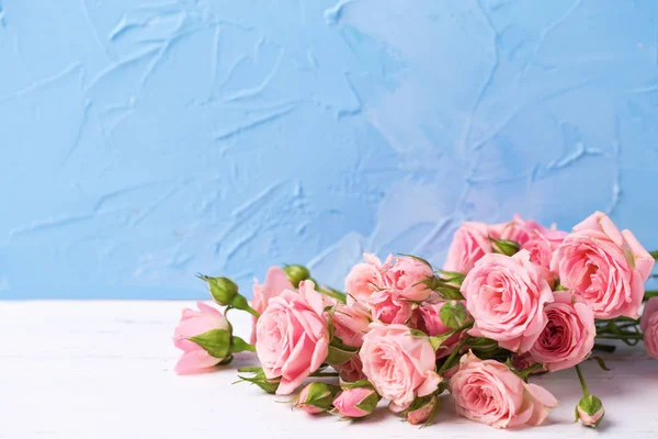 Flores Rosas Rosadas Tiernas Sobre Fondo Texturizado Azul Claro Bodegón — Foto de Stock