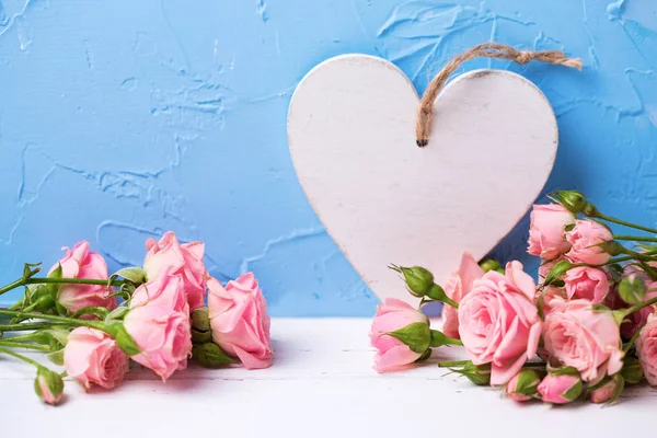 Moldura Flores Rosas Rosa Coração Branco Fundo Azul Texturizado Floral — Fotografia de Stock