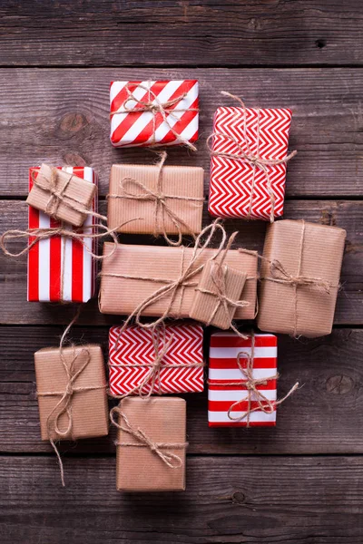 İle sarılmış kutularını vintage ahşap arka plan üzerinde gösterir. Seçici odak. Üstten görünüm. Dikey görüntü.