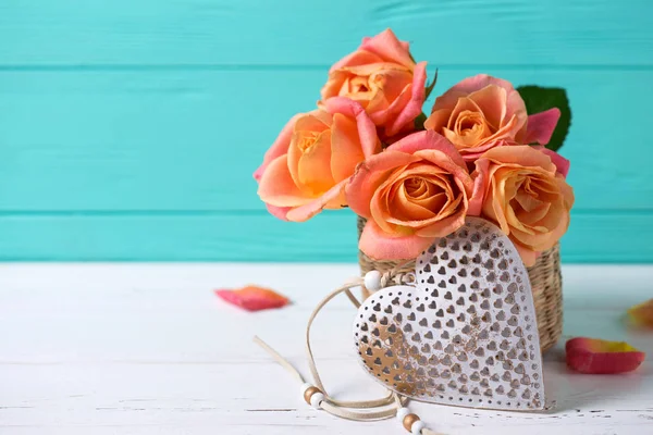 Coração Decorativo Flores Rosas Frescas Fundo Madeira Branco Contra Parede — Fotografia de Stock