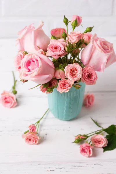 Roses Roses Fleurs Tasse Bleue Contre Mur Blanc Nature Morte — Photo