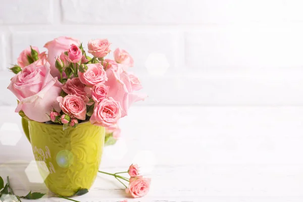 Rosa Rosas Flores Copa Verde Rayo Luz Contra Pared Ladrillo —  Fotos de Stock