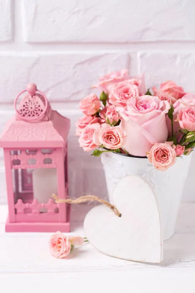 Rosa Rosor Blommor Vit Kruka Dekorativa Hjärta Och Pinj Lykta — Stockfoto