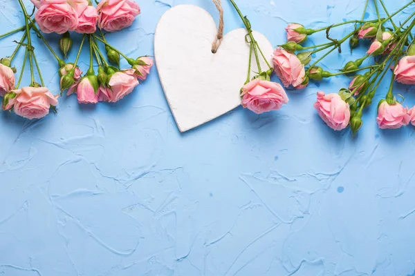 Gränsa Från Rosa Rosor Blommor Och Vitt Hjärta Ljusblå Texturerat — Stockfoto