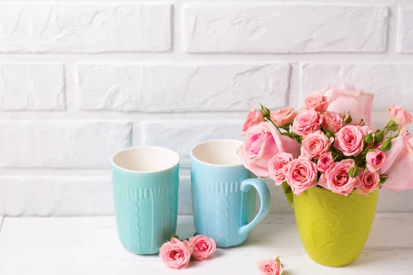 Rosa Rosas Flores Tazas Color Azul Brillante Contra Pared Ladrillo —  Fotos de Stock