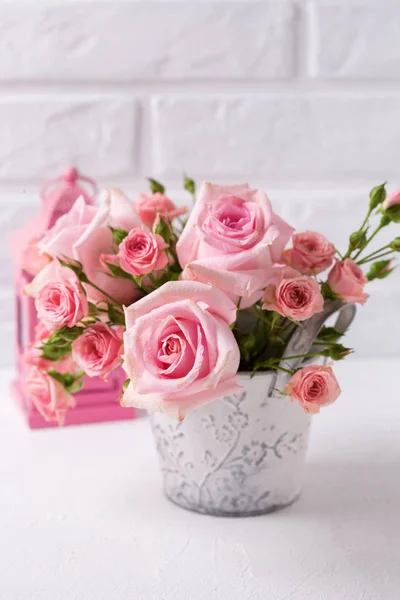 一束嫩粉色的玫瑰花 装饰着粉红色的灯笼 反对白砖墙 花静物 选择性对焦 文本的位置 垂直图像 — 图库照片