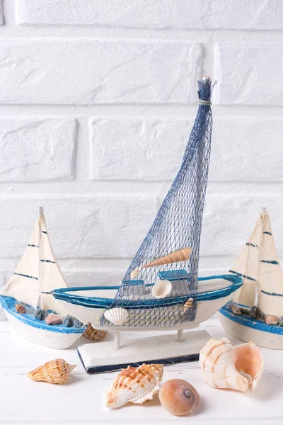 Decorações Vivas Oceano Barcos Decorativos Conchas Perto Parede Tijolo Branco — Fotografia de Stock