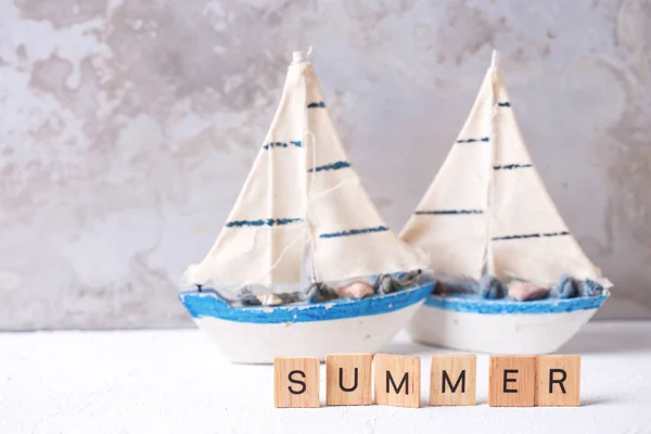 夏のコンセプトです 装飾的なボートと木製のブロックに書かれた単語夏 選択と集中 — ストック写真