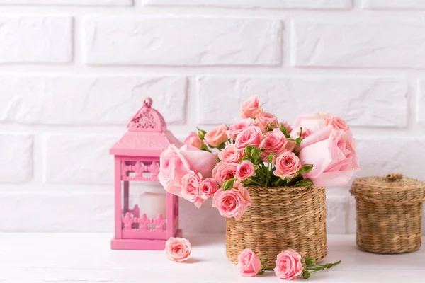 Rózsaszín Rózsa Virágok Díszítő Pinke Lámpa Fehér Téglafal Ellen Virágos — Stock Fotó