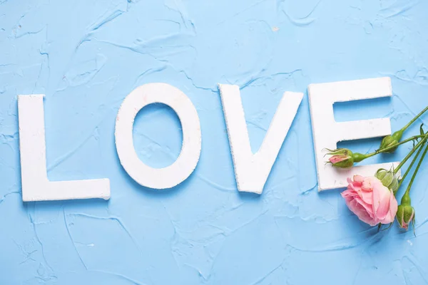 Woord Love Gemaakt Van Witte Houten Letters Roze Rozen Bloemen — Stockfoto