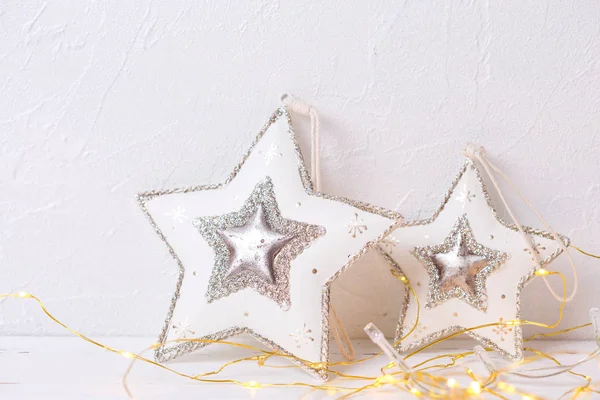Две Рождественские Игрушки Звезды Белом Фоне Место Смс Рождественские Украшения — стоковое фото