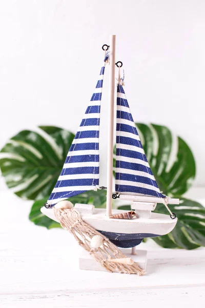 Barco Brinquedo Madeira Decorativa Folhas Plantas Tropicais Fundo Branco Texturizado — Fotografia de Stock