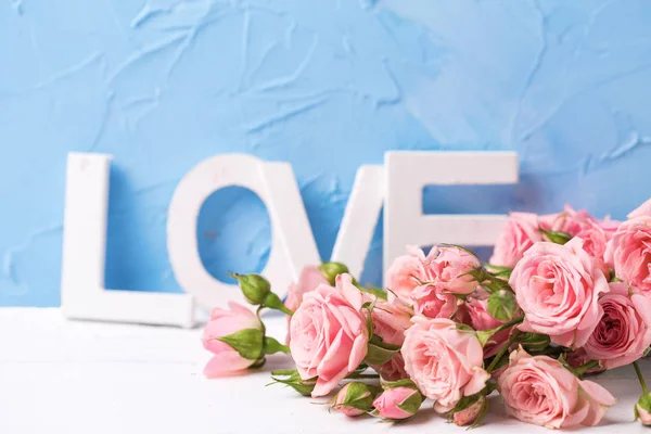 Roze Rozen Bloemen Woord Love Uit Houten Letters Tegen Blauwe — Stockfoto