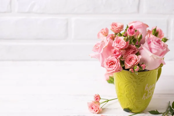 Розовые Розы Цветы Зеленой Чашке Против Белой Кирпичной Стены Цветочный — стоковое фото