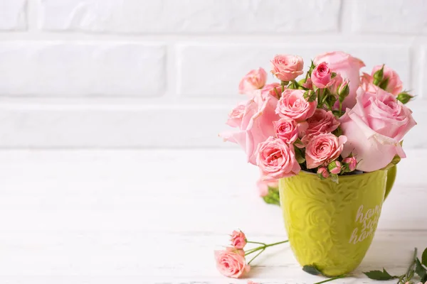 Rosa Rosas Flores Copa Verde Contra Pared Ladrillo Blanco Bodegón — Foto de Stock