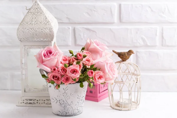 Rosas Rosadas Faroles Decorativos Contra Pared Ladrillo Blanco Bodegón Floral —  Fotos de Stock