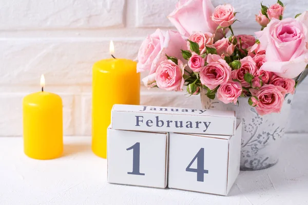 Фон Дню Святого Валентина Розовые Розы Цветы Календарь Желтые Свечи — стоковое фото
