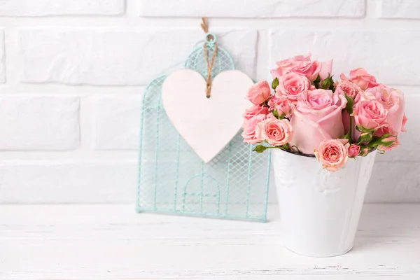 Rosa Rosas Flores Maceta Blanca Contra Pared Ladrillo Blanco Bodegón — Foto de Stock