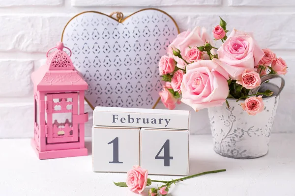 圣情人节背景 嫩粉红色玫瑰花 装饰心和粉红色灯笼反对白色砖墙 选择性聚焦 — 图库照片