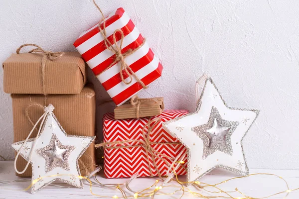 Hell Verpackte Geschenkboxen Mit Geschenken Lichterketten Und Dekorativen Sternen Auf — Stockfoto