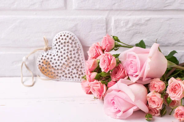 新鮮なピンクのバラの花と白い木製の背景に装飾的な心 花の静物画 選択と集中 テキストのための場所 — ストック写真
